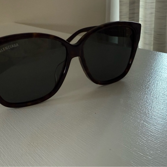 Balenciaga Black Sunglasses with Gold Detail - Picture 5 of 14